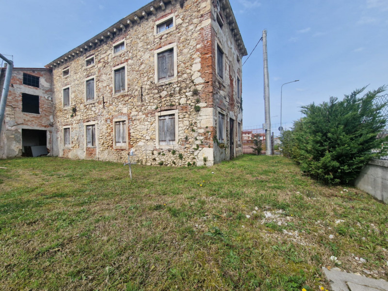 UBICAZIONE E CONTESTO

Nel comune di Longare, in posizione tranquilla e immersa nel verde, propon...