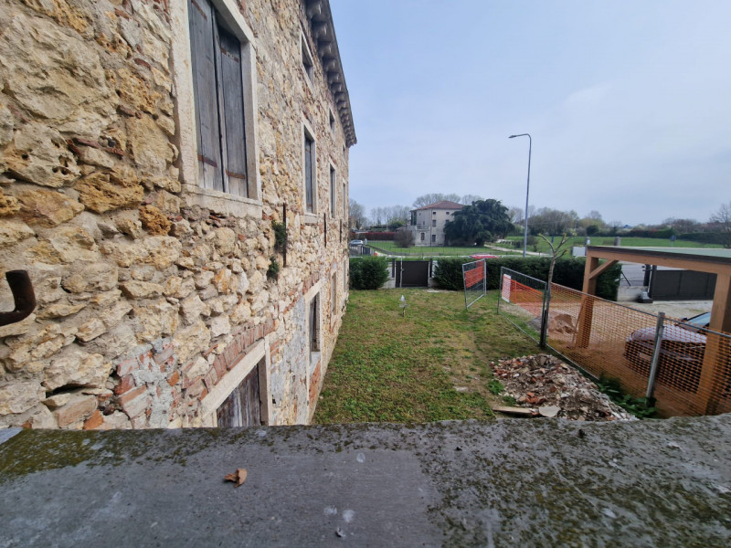 UBICAZIONE E CONTESTO

Nel comune di Longare, in posizione tranquilla e immersa nel verde, propon...