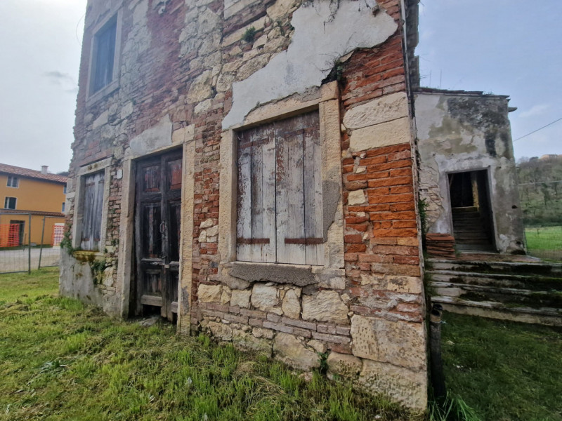 UBICAZIONE E CONTESTO

Nel comune di Longare, in posizione tranquilla e immersa nel verde, propon...