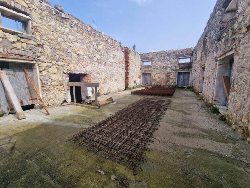 UBICAZIONE E CONTESTO

Nel comune di Longare, in posizione tranquilla e immersa nel verde, propon...