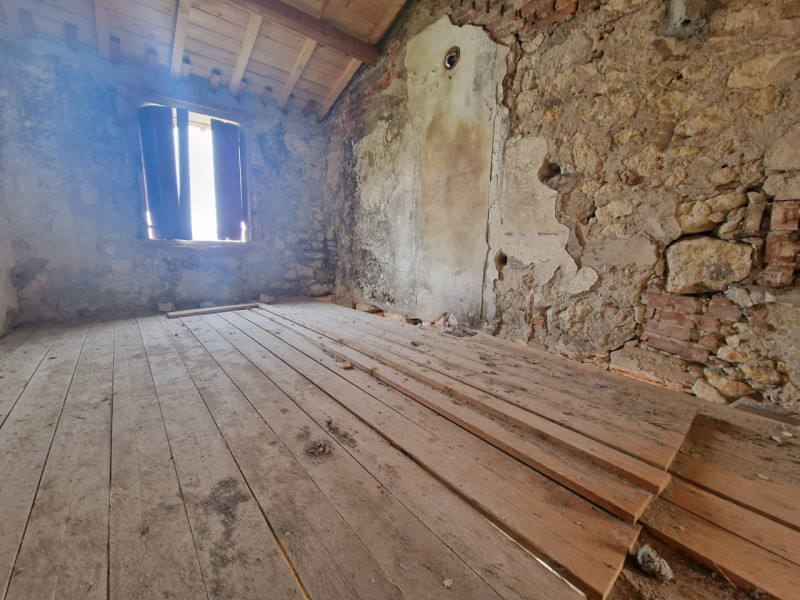 UBICAZIONE E CONTESTO

Nel comune di Longare, in posizione tranquilla e immersa nel verde, propon...