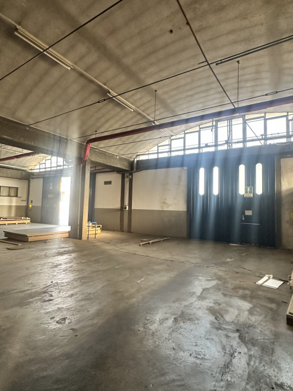 NOSTRO RIF. CP-200
Proponiamo in locazione capannone di circa 10.000 mq, situato a soli 5 minuti ...