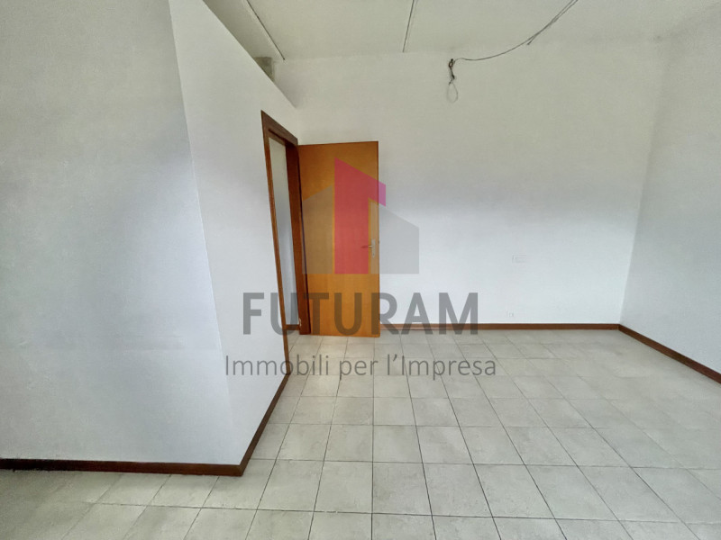 MARANO VICENTINO- 29FIL - PER INFO 0444/310220

Proponiamo in affitto a Marano Vicentino un negoz...