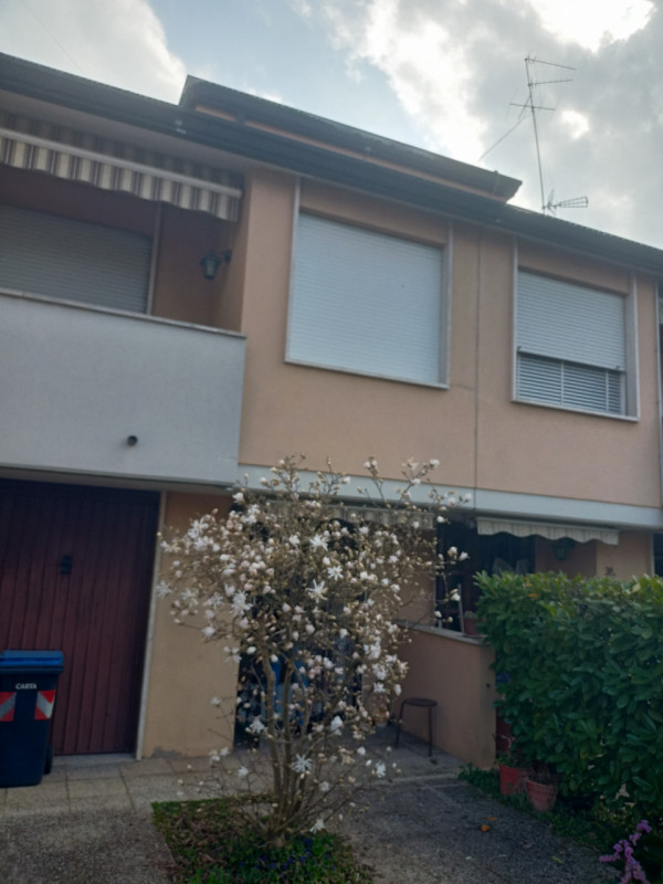 Scopri questa straordinaria opportunità di acquistare una casa a schiera centrale situata nella r...