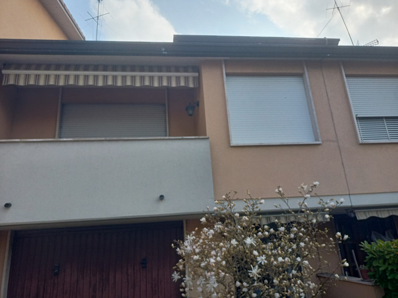 Scopri questa straordinaria opportunità di acquistare una casa a schiera centrale situata nella r...