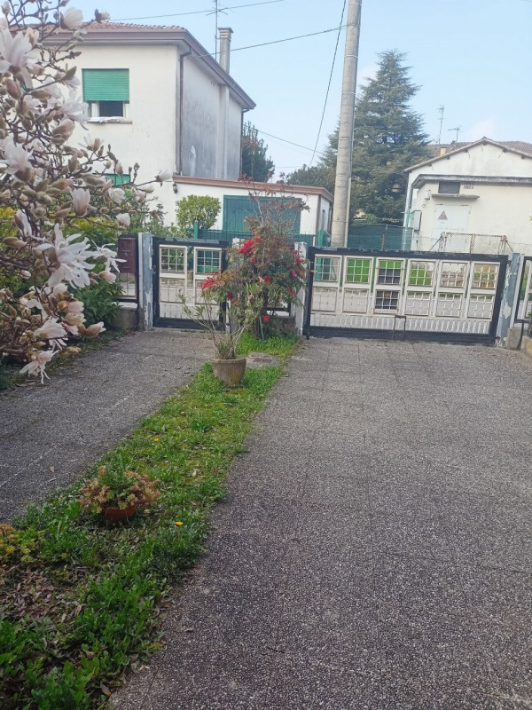 Scopri questa straordinaria opportunità di acquistare una casa a schiera centrale situata nella r...