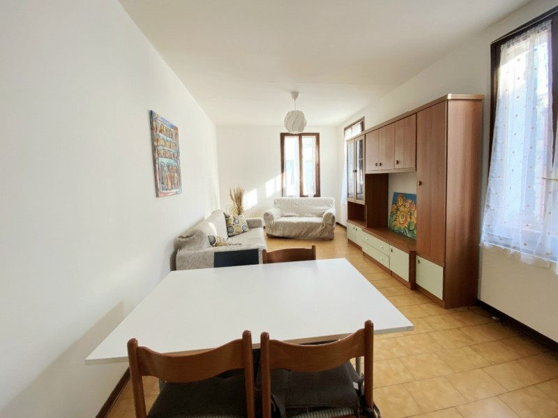 Nel centro storico di Este, proponiamo in affitto appartamento al primo piano, completamente arre...