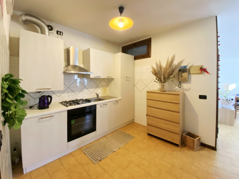 Nel centro storico di Este, proponiamo in affitto appartamento al primo piano, completamente arre...