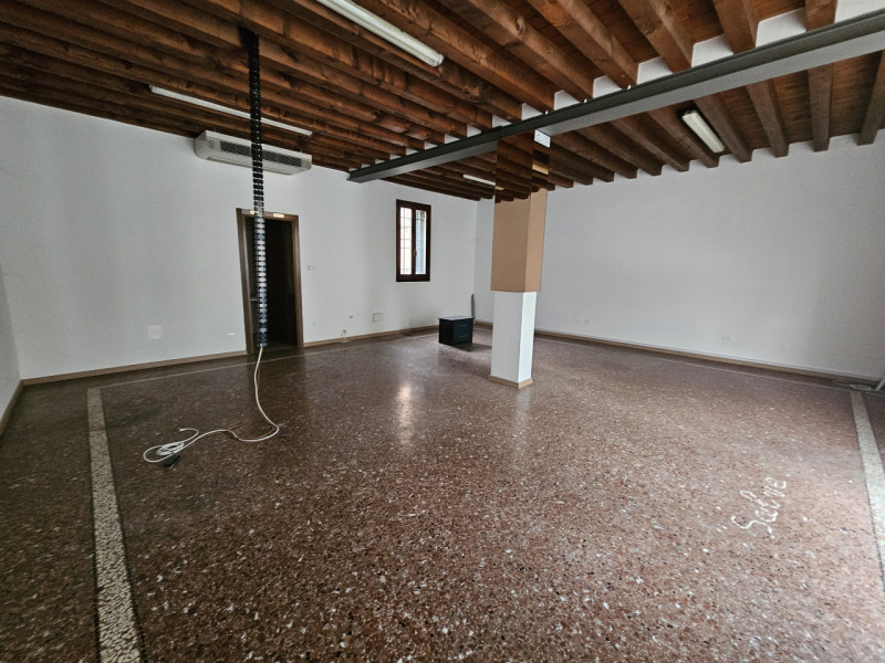 Situato all'entrata del suggestivo centro storico di Este, proponiamo in affitto un prestigioso l...