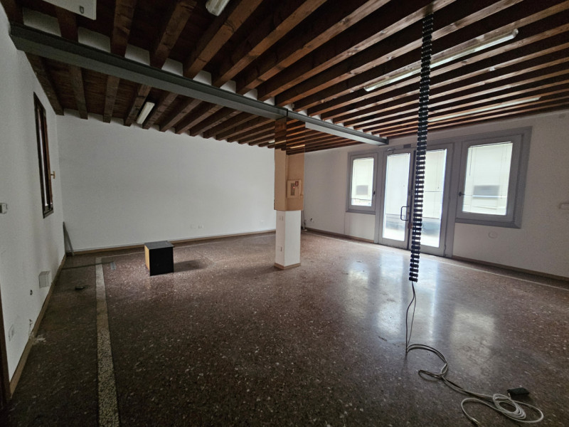 Situato all'entrata del suggestivo centro storico di Este, proponiamo in affitto un prestigioso l...