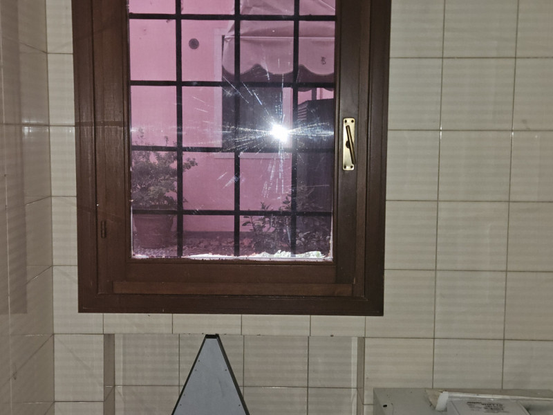 Situato all'entrata del suggestivo centro storico di Este, proponiamo in affitto un prestigioso l...