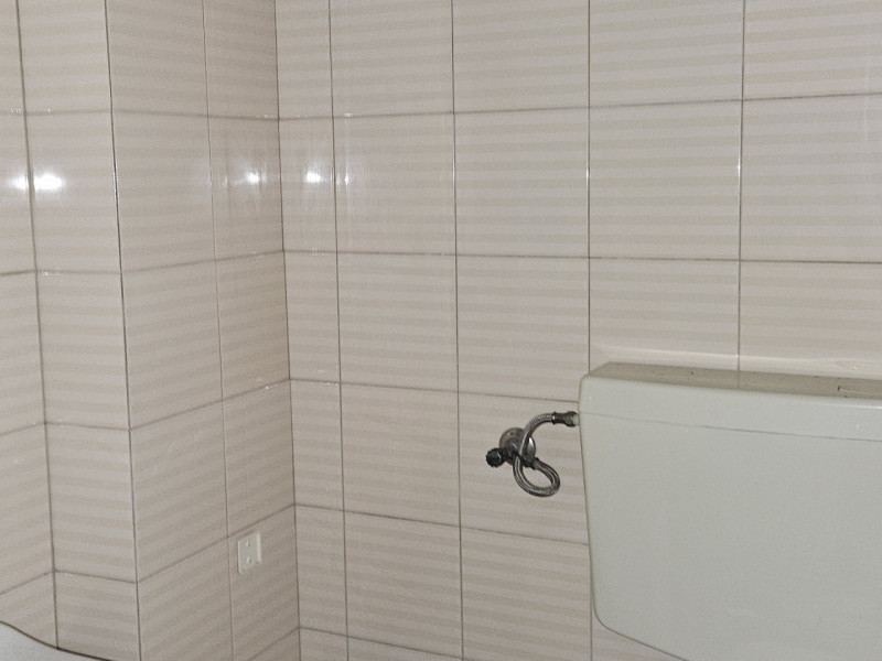 Situato all'entrata del suggestivo centro storico di Este, proponiamo in affitto un prestigioso l...