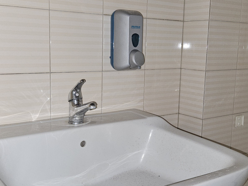 Situato all'entrata del suggestivo centro storico di Este, proponiamo in affitto un prestigioso l...