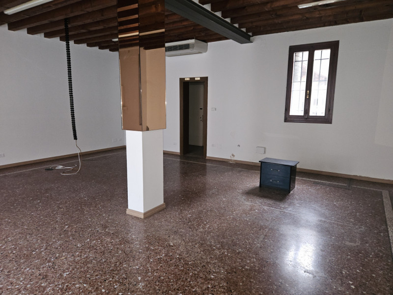 Situato all'entrata del suggestivo centro storico di Este, proponiamo in affitto un prestigioso l...