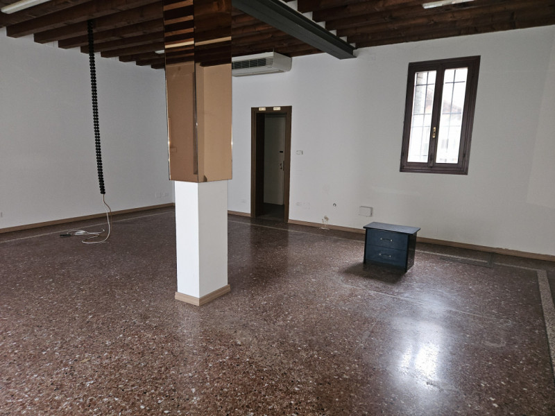 Situato all'entrata del suggestivo centro storico di Este, proponiamo in affitto un prestigioso l...