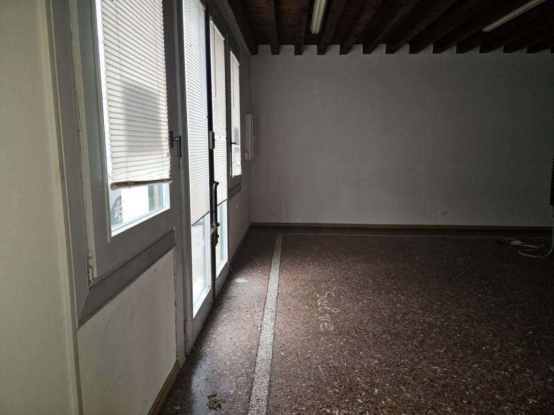 Situato all'entrata del suggestivo centro storico di Este, proponiamo in affitto un prestigioso l...