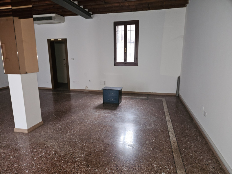 Situato all'entrata del suggestivo centro storico di Este, proponiamo in affitto un prestigioso l...