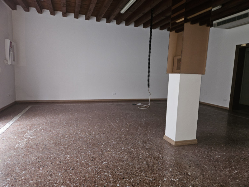 Situato all'entrata del suggestivo centro storico di Este, proponiamo in affitto un prestigioso l...