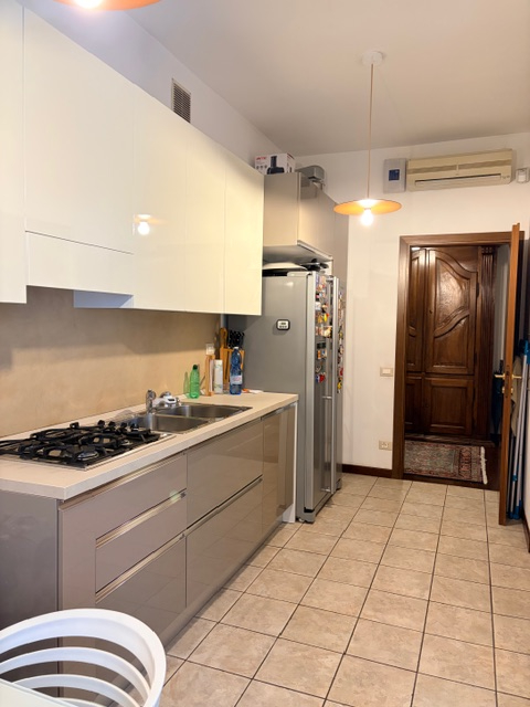 CENTRO STORICO: in pieno centro storico,  comodo a tutti i servizi e mezzi di trasporto, proponia...