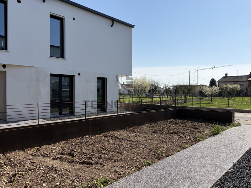 Scopri il tuo nuovo rifugio nel cuore di Isola Vicentina!

Proponiamo in vendita appartamento esc...