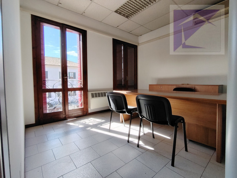 Scopri un'opportunità unica nel centro di Massanzago! Ti presentiamo questo ufficio ad uso direzi...