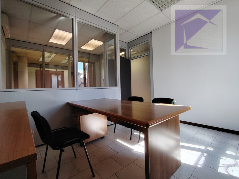 Scopri un'opportunità unica nel centro di Massanzago! Ti presentiamo questo ufficio ad uso direzi...