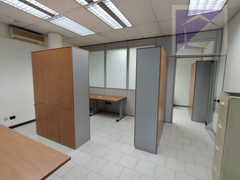 Scopri un'opportunità unica nel centro di Massanzago! Ti presentiamo questo ufficio ad uso direzi...