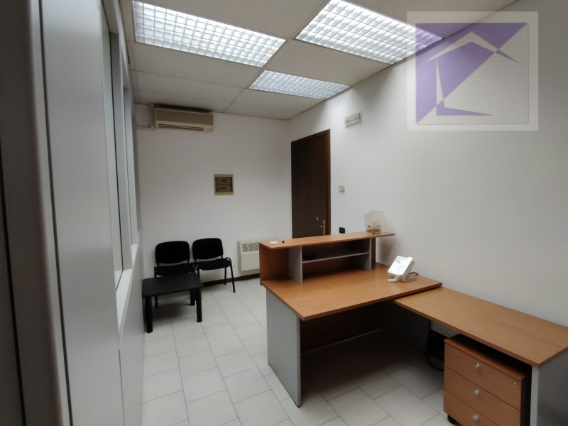 Scopri un'opportunità unica nel centro di Massanzago! Ti presentiamo questo ufficio ad uso direzi...