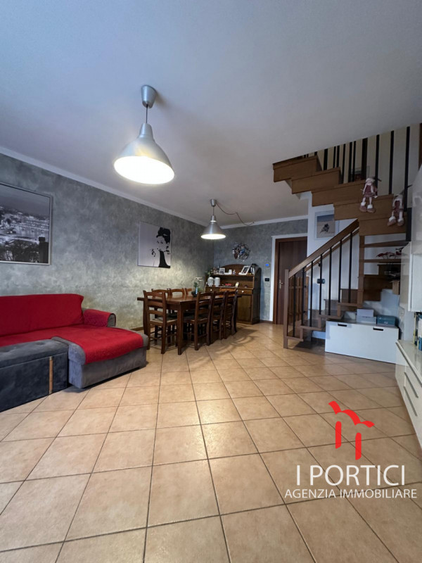 Zero Branco- Duplex 

A pochi passi dal centro di Zero Branco proponiamo in vendita un elegante a...