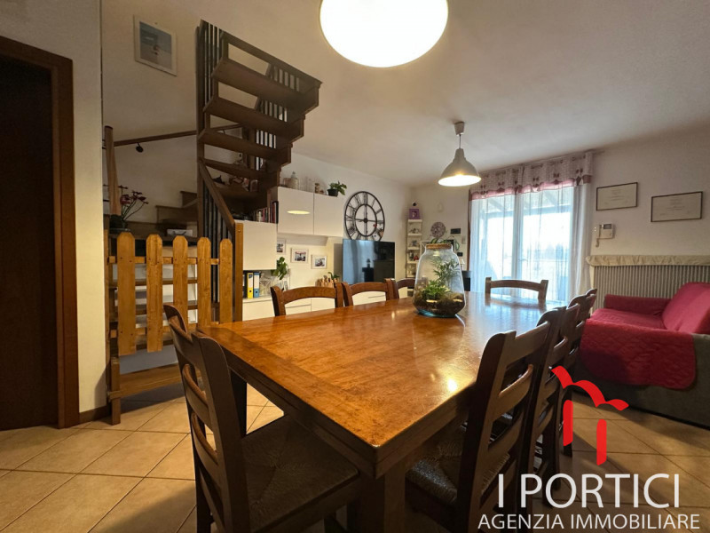 Zero Branco- Duplex 

A pochi passi dal centro di Zero Branco proponiamo in vendita un elegante a...