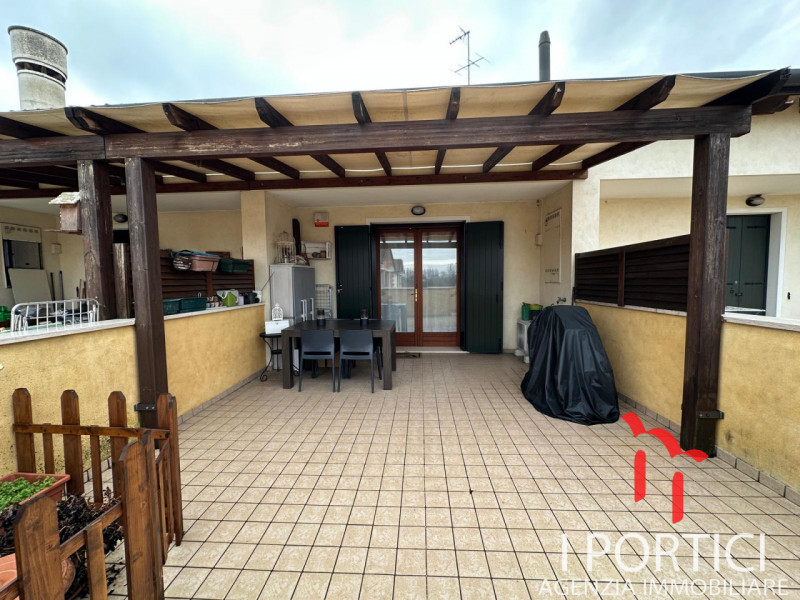 Zero Branco- Duplex 

A pochi passi dal centro di Zero Branco proponiamo in vendita un elegante a...