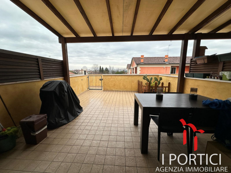 Zero Branco- Duplex 

A pochi passi dal centro di Zero Branco proponiamo in vendita un elegante a...