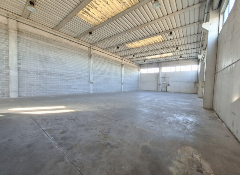 A Este, nella prima zona industriale, proponiamo un capannone artigianale di 600 mq, edificato ne...