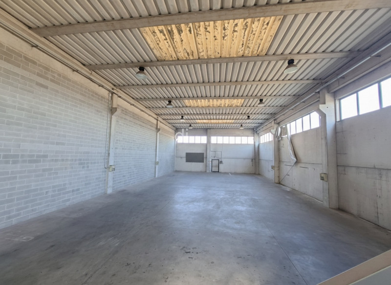 A Este, nella prima zona industriale, proponiamo un capannone artigianale di 600 mq, edificato ne...