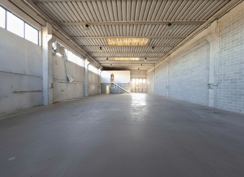 A Este, nella prima zona industriale, proponiamo un capannone artigianale di 600 mq, edificato ne...