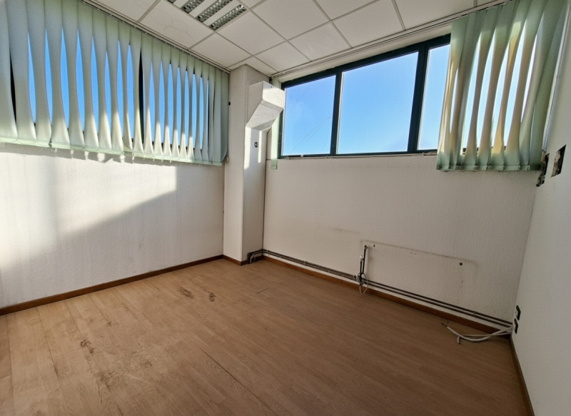 A Este, nella prima zona industriale, proponiamo un capannone artigianale di 600 mq, edificato ne...