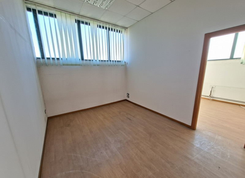 A Este, nella prima zona industriale, proponiamo un capannone artigianale di 600 mq, edificato ne...