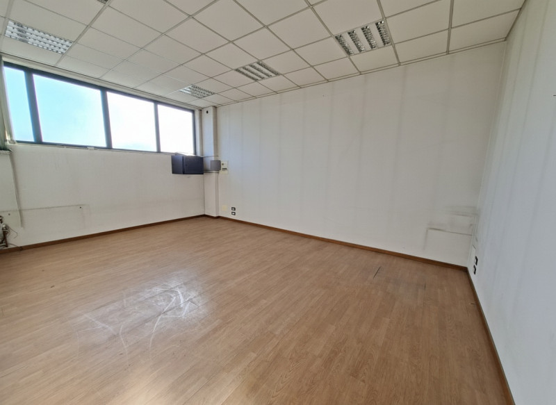 A Este, nella prima zona industriale, proponiamo un capannone artigianale di 600 mq, edificato ne...