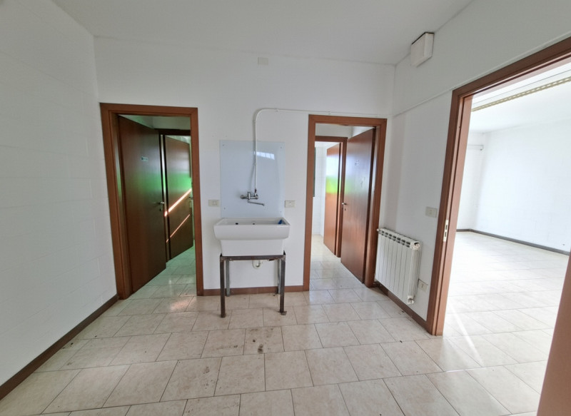 A Este, nella prima zona industriale, proponiamo un capannone artigianale di 600 mq, edificato ne...