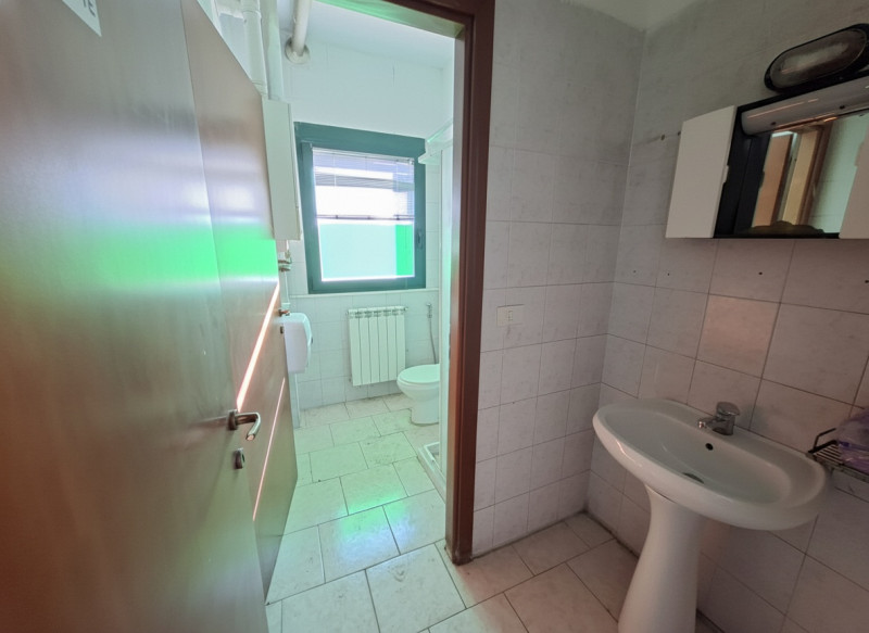 A Este, nella prima zona industriale, proponiamo un capannone artigianale di 600 mq, edificato ne...