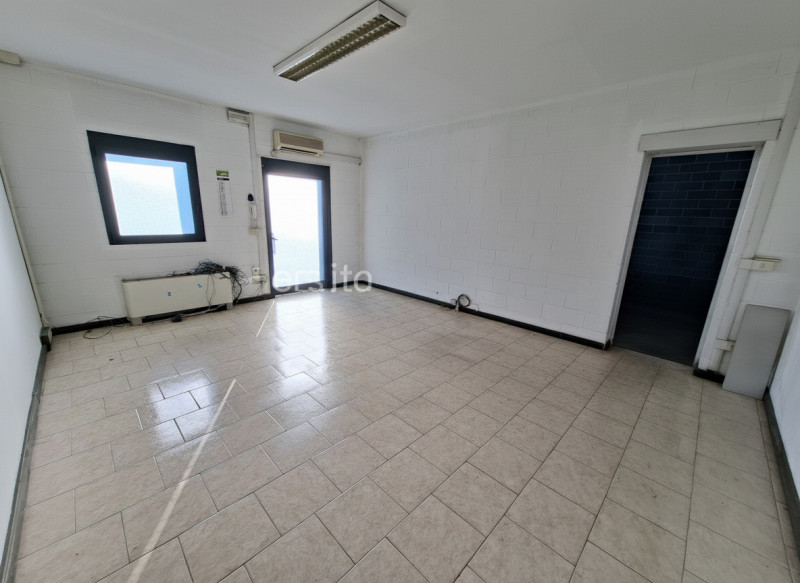 A Este, nella prima zona industriale, proponiamo un capannone artigianale di 600 mq, edificato ne...