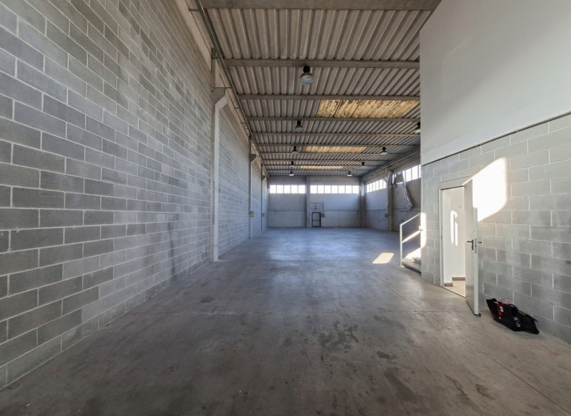 A Este, nella prima zona industriale, proponiamo un capannone artigianale di 600 mq, edificato ne...