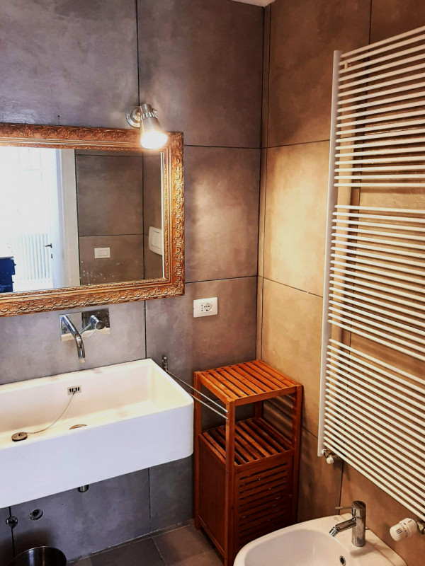 Proponiamo in vendita un prestigioso immobile terra/cielo, porta sola, luminoso, sviluppato su du...