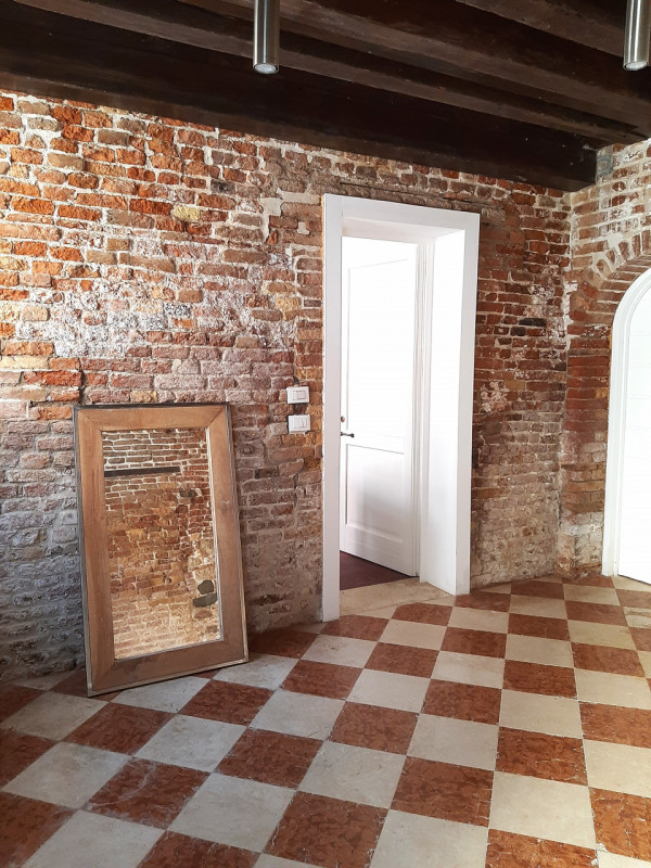 Proponiamo in vendita un prestigioso immobile terra/cielo, porta sola, luminoso, sviluppato su du...