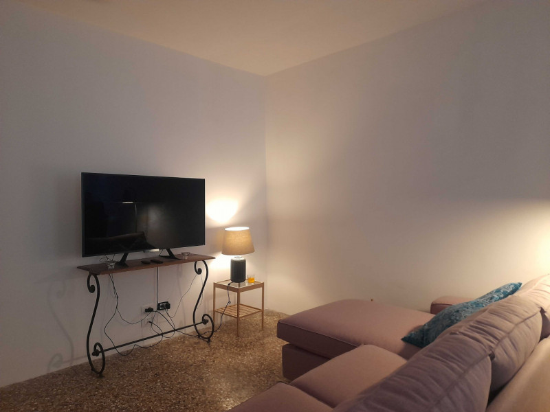 Proponiamo in vendita un prestigioso immobile terra/cielo, porta sola, luminoso, sviluppato su du...