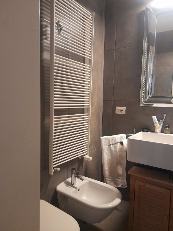 Proponiamo in vendita un prestigioso immobile terra/cielo, porta sola, luminoso, sviluppato su du...