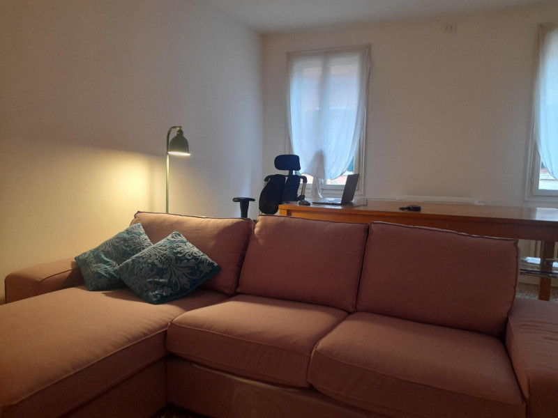 Proponiamo in vendita un prestigioso immobile terra/cielo, porta sola, luminoso, sviluppato su du...