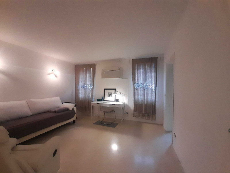 Proponiamo in vendita un prestigioso immobile terra/cielo, porta sola, luminoso, sviluppato su du...