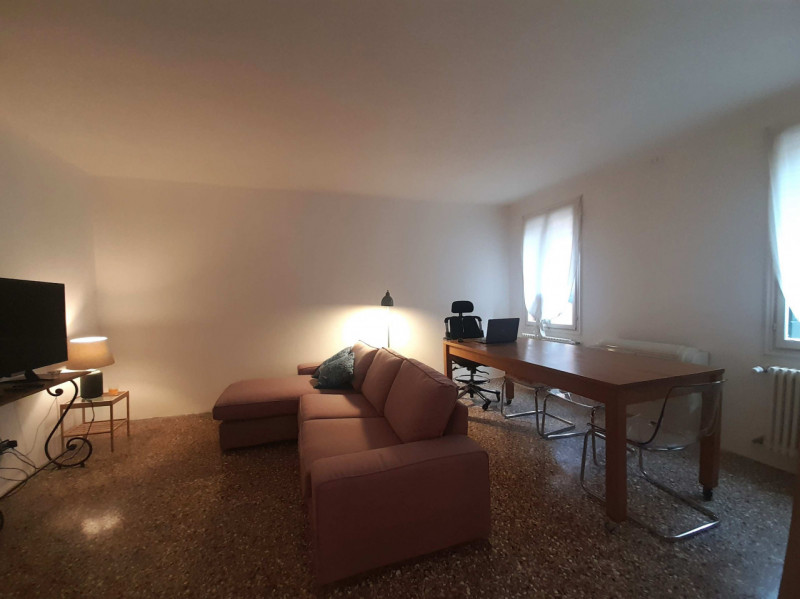 Proponiamo in vendita un prestigioso immobile terra/cielo, porta sola, luminoso, sviluppato su du...