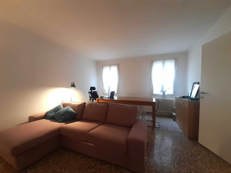 Proponiamo in vendita un prestigioso immobile terra/cielo, porta sola, luminoso, sviluppato su du...